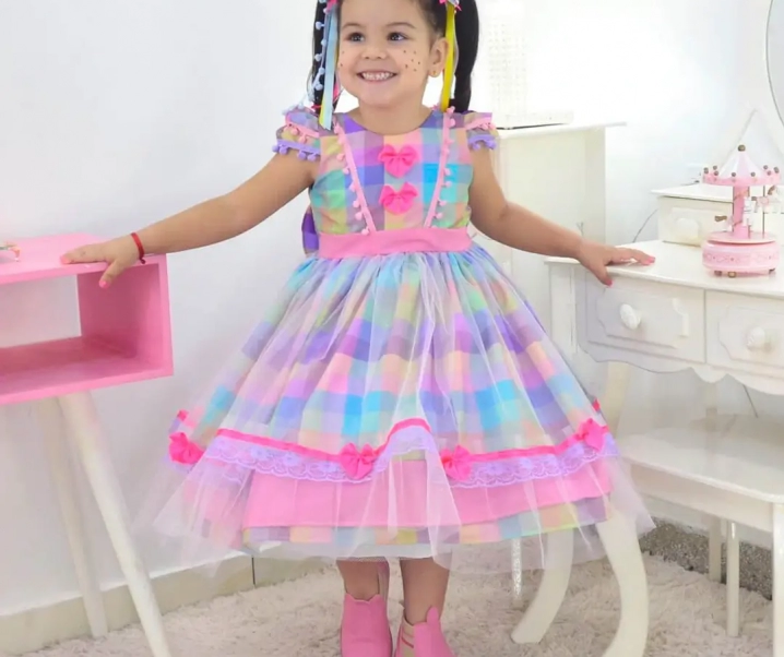 Vestido Infantil Xadrez nas cores: Rosa, vermelho e azul – Perfeito para sua pequena arrasar nas festas juninas!