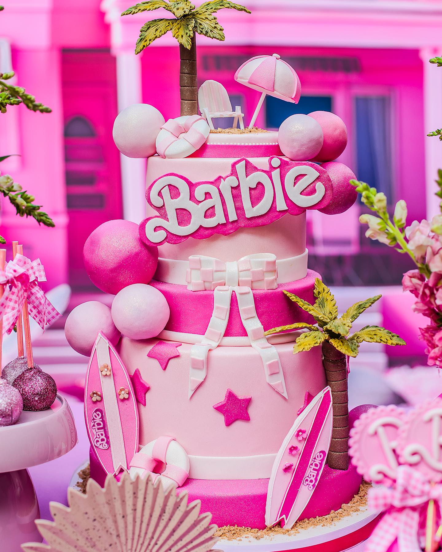 Bolo Barbie rosa  Fiesta de cumpleaños de barbie, Cumpleaños de barbie,  Fiesta cumpleaños
