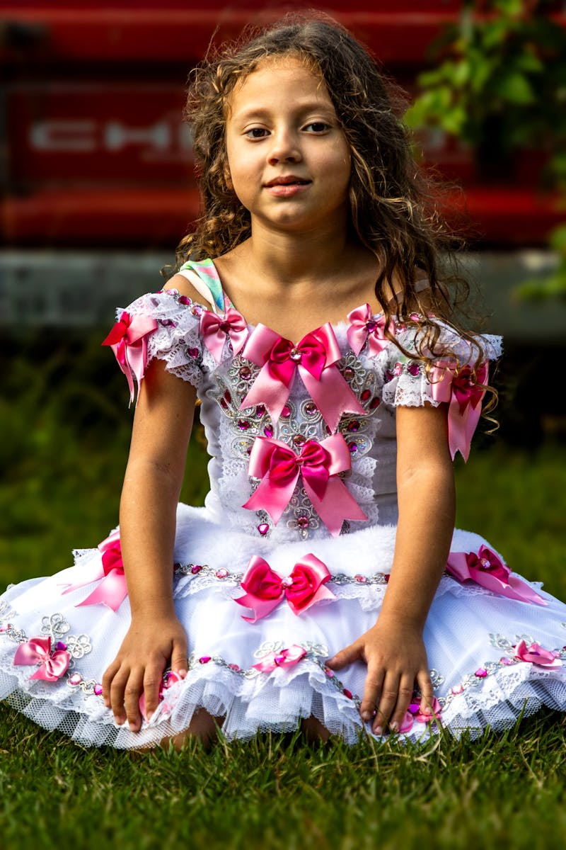 Menina com vestido de festa junina infantil colorido