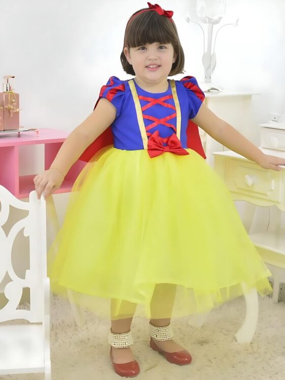 Festa Branca de Neve: decoração simples, centro de mesa, bolo e vestido infantil