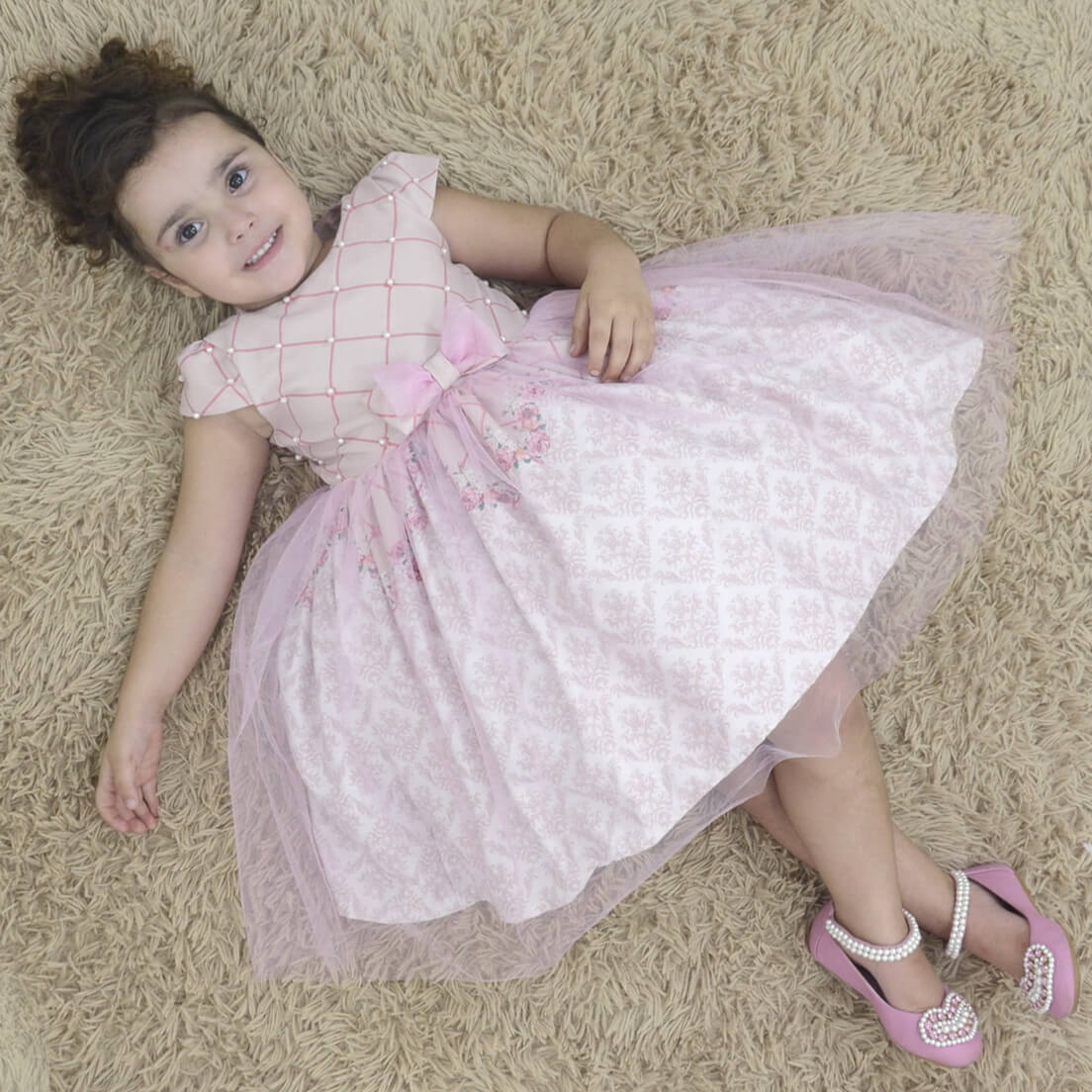 Detalhe de vestido floral elegante para festa infantil moderna