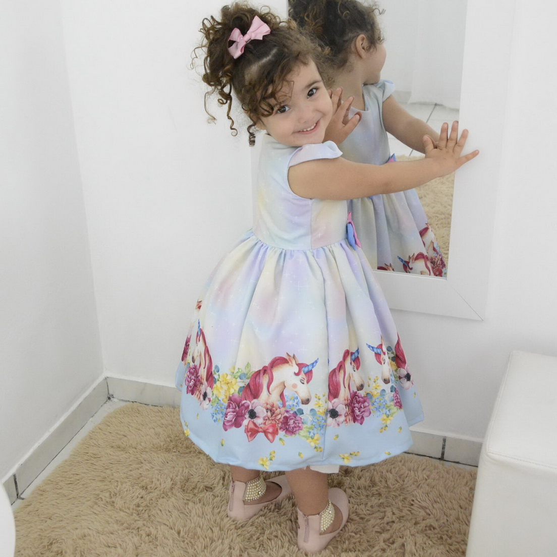 Detalhe de vestido de unicórnios para aniversário infantil delicado