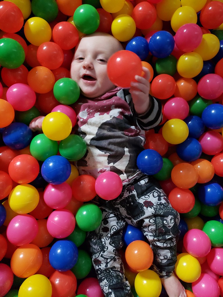 Piscina de bolinhas pequena com bolas grandes como presente para menina de 1 anos