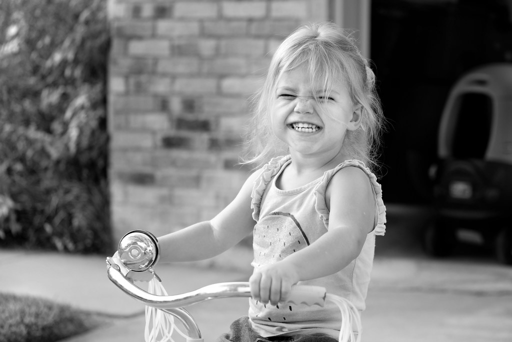 Triciclo baixo ou motoca segura como presente para menina de 2 anos