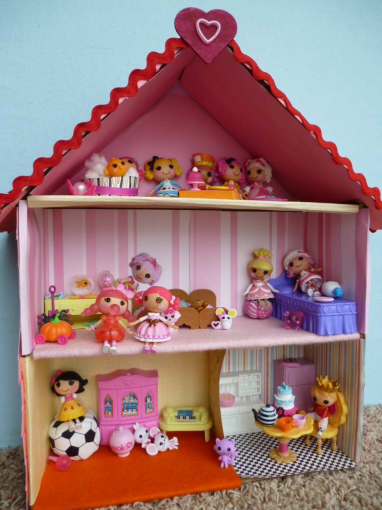 Casa de bonecas ou cenário compacto como presente para menina de 4 anos
