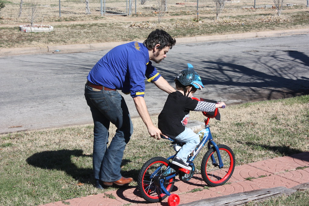 Patins, bicicleta ou patinete avançado como presente para menina de 7 anos