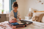 Roupa infantil para viagem de avião: conforto, camadas e mala inteligente