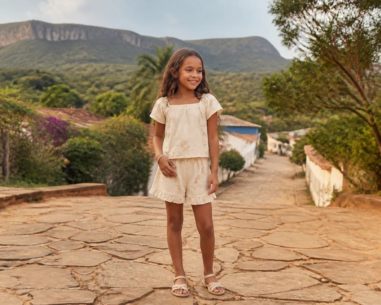 Menina usando conjunto infantil feminino confortável para passeio em Alto Paraíso de Goiás