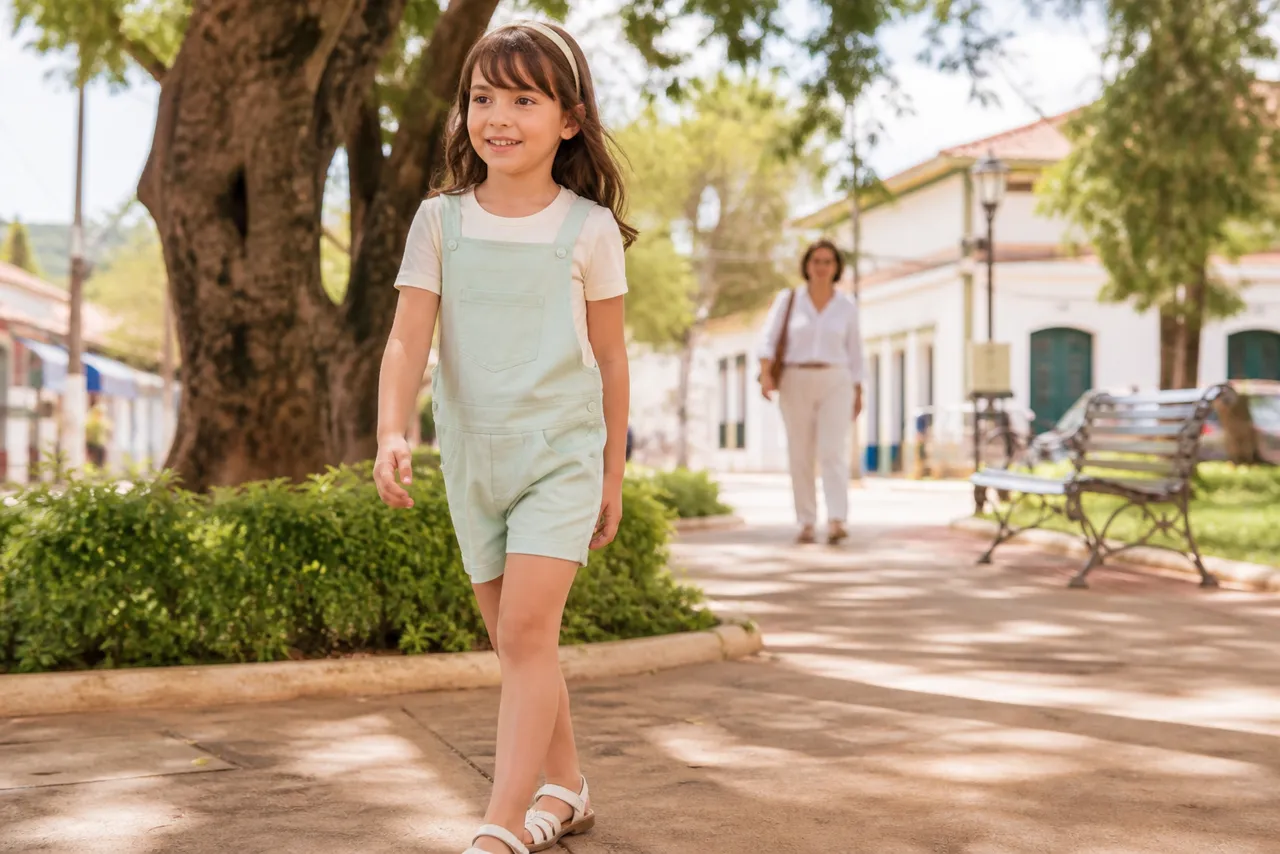 Menina usando conjunto infantil feminino confortável para passeio em praça ensolarada