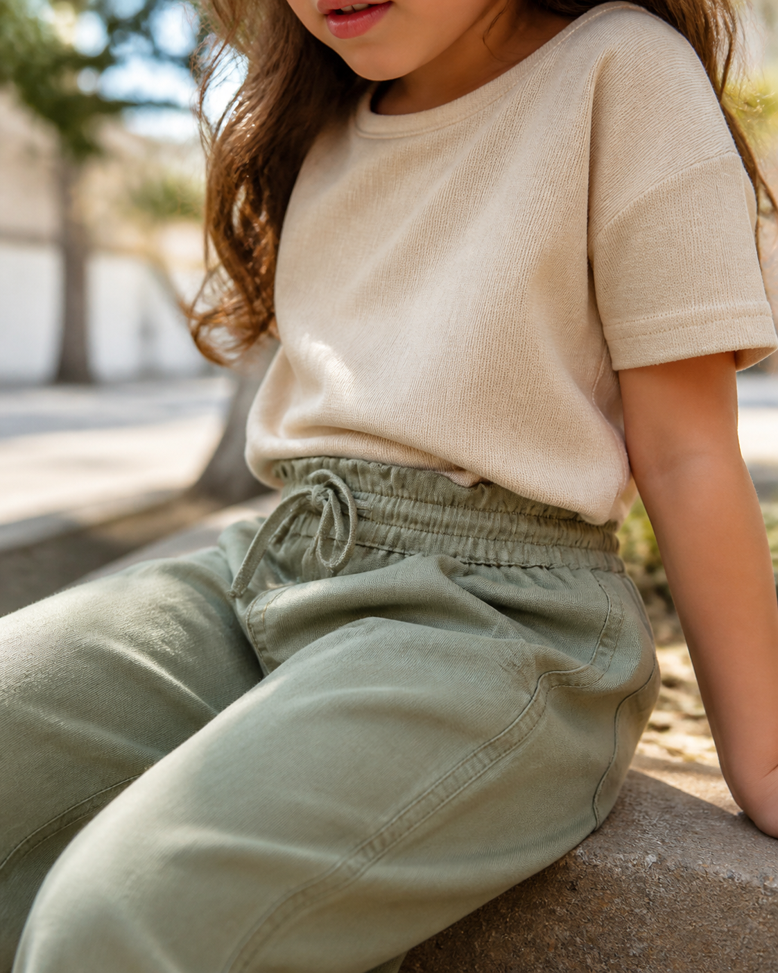 Detalhes de tecido e cintura de conjunto infantil feminino para passeio