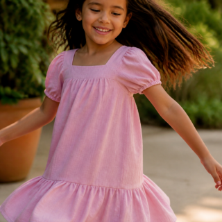 Como escolher tecido de vestido infantil para dias quentes