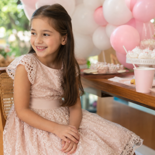 Vestido infantil para fotos de família: cores, conforto e caimento para retratos bonitos