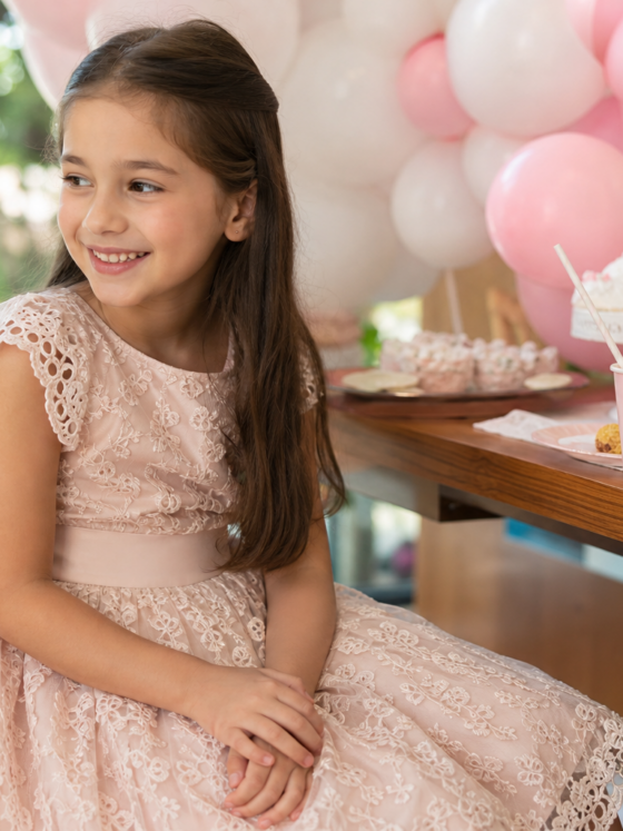 Roupa infantil para aniversário em buffet: vestido bonito sem perder conforto