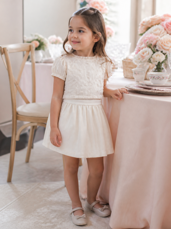 Roupa infantil para chá de bebê ou encontro familiar: delicadeza sem desconforto