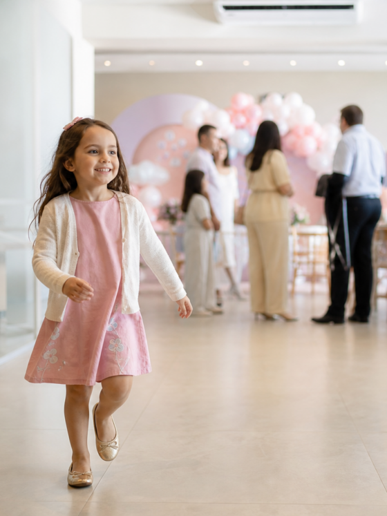 Roupa infantil para festa em salão com ar-condicionado: beleza sem frio nem desconforto