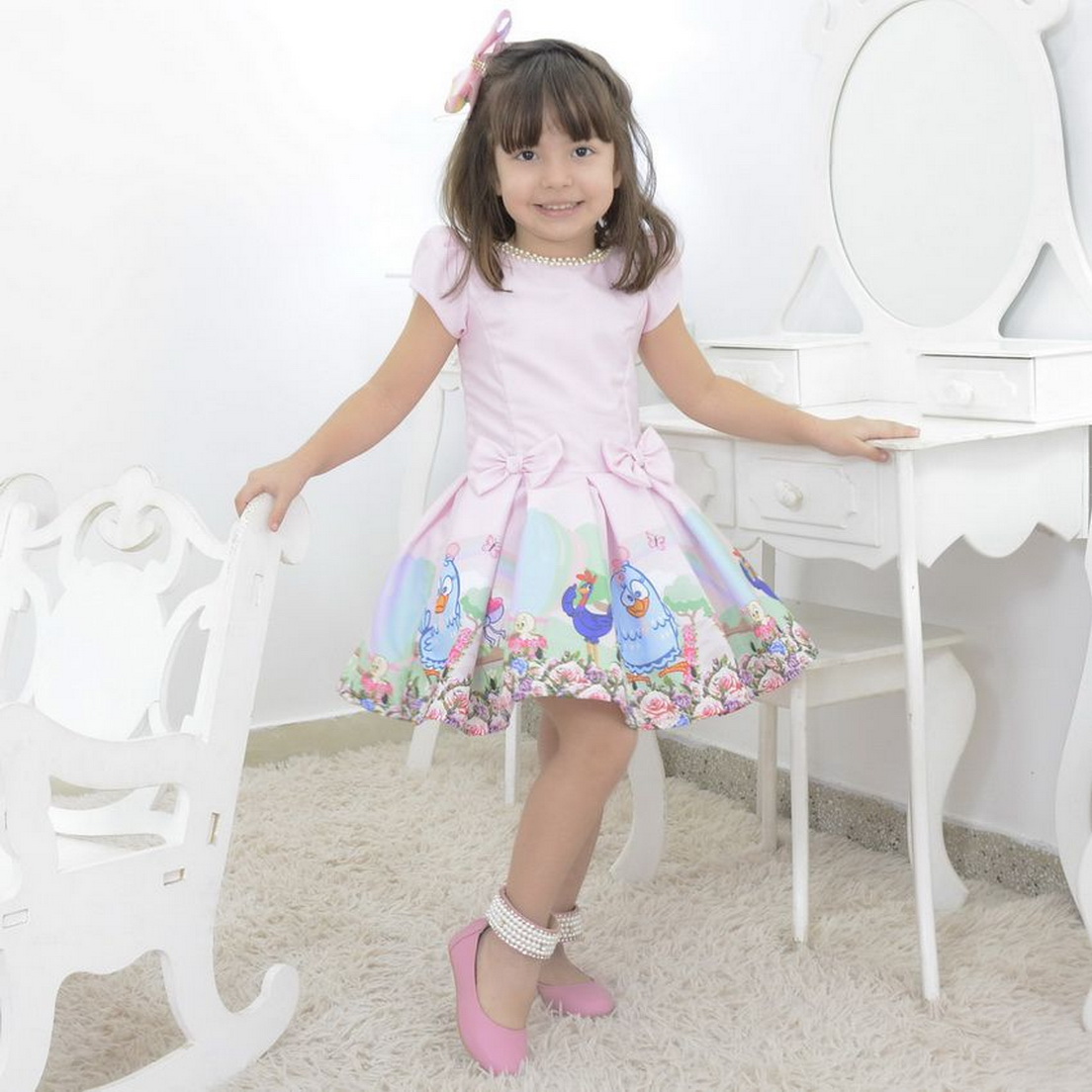 Vestido infantil rosa com estampa da Galinha Pintadinha para festa