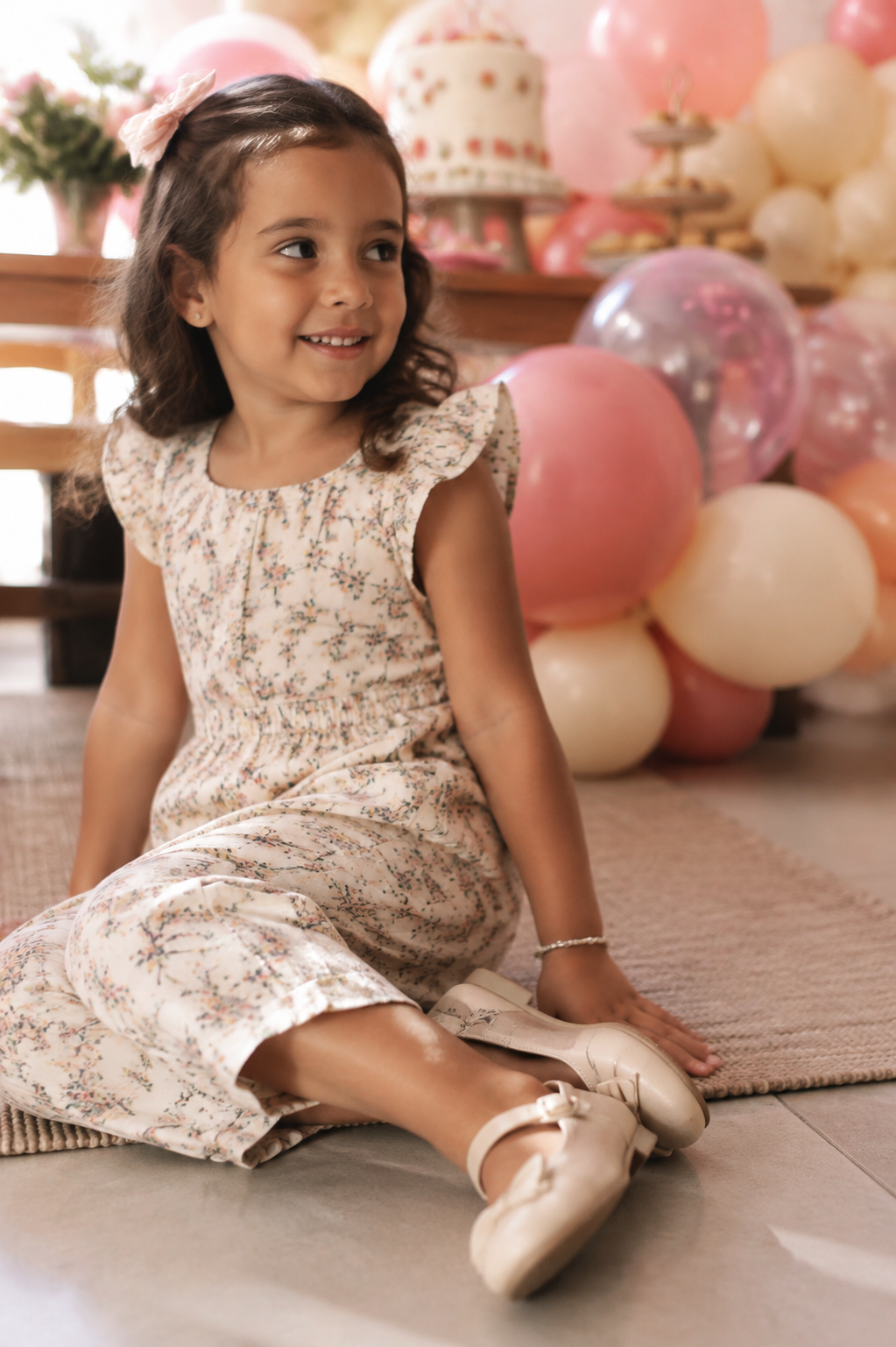 Detalhe de tecido, ajuste e acessórios em look infantil feminino para aniversário