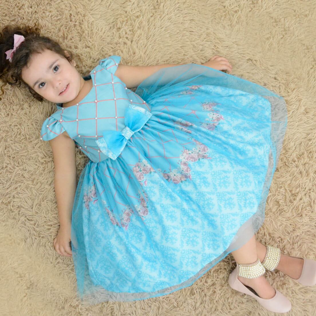 Vestido Festa Infantil Floral Com Tule Azul Sobre A Saia