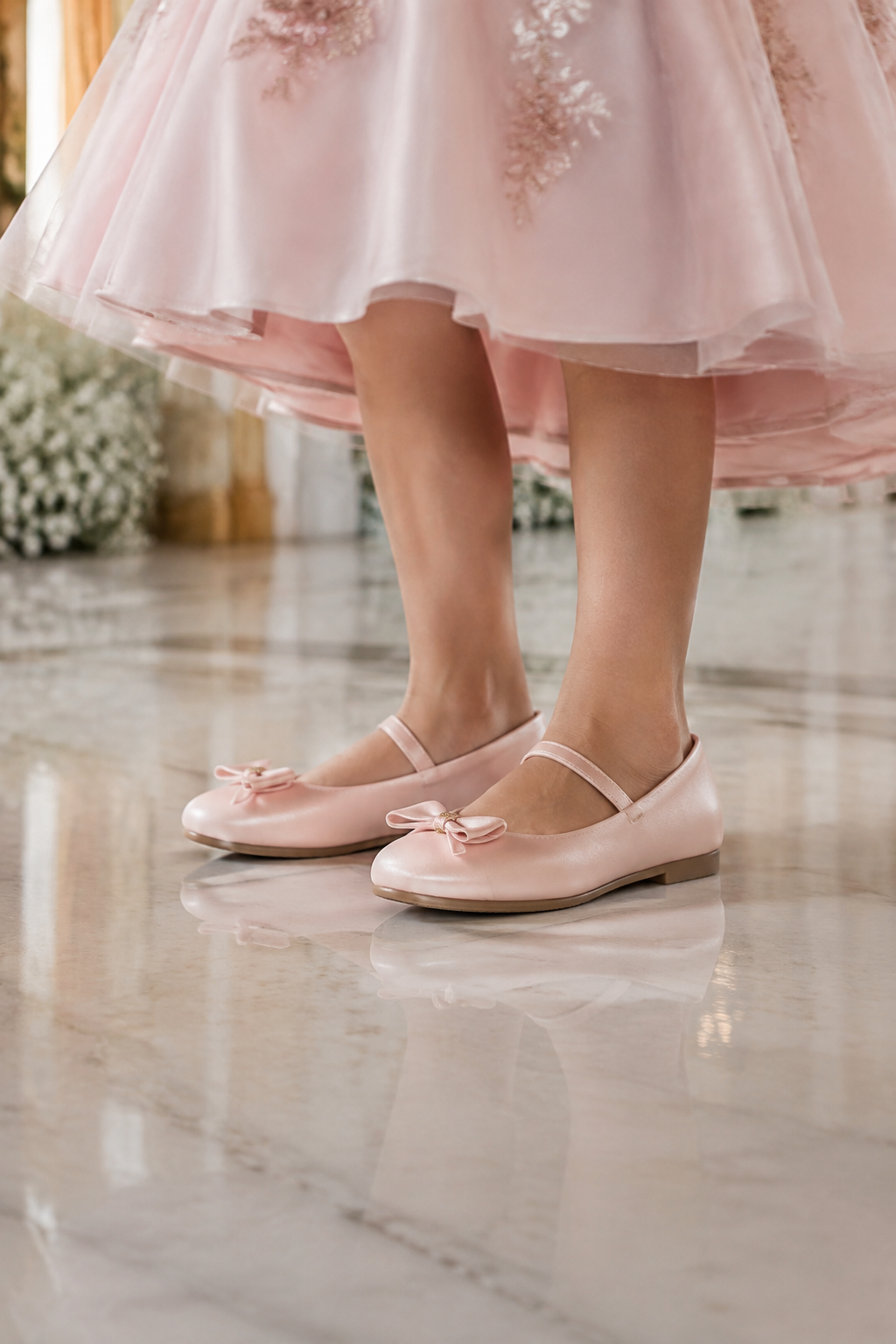 Sapatilha infantil rosa-clara com vestido pastel em cerimônia de casamento