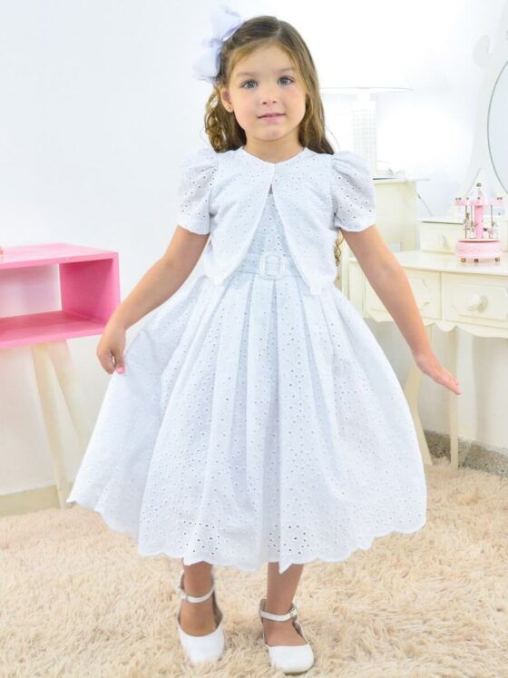 Vestido infantil para batizado de manhã: tecido, conforto e acessórios