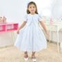 Vestido infantil para batizado de manhã: tecido, conforto e acessórios