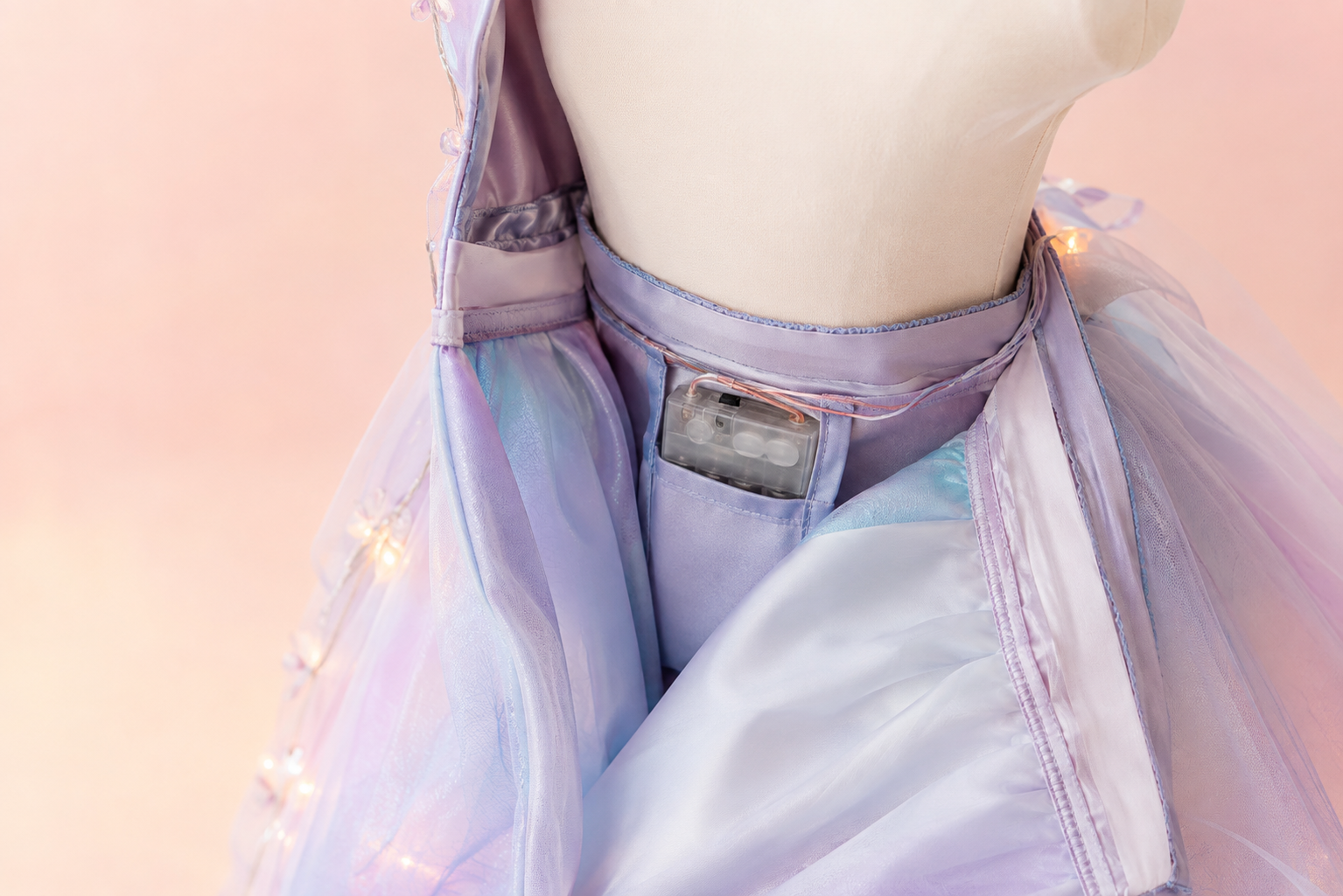 Detalhe interno de vestido infantil com LED mostrando compartimento da bateria