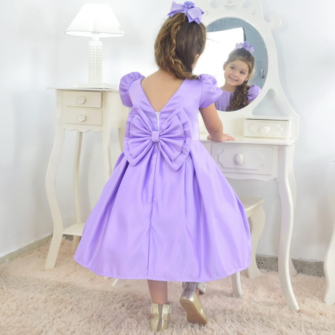 Detalhe das costas de vestido infantil lilás para festa