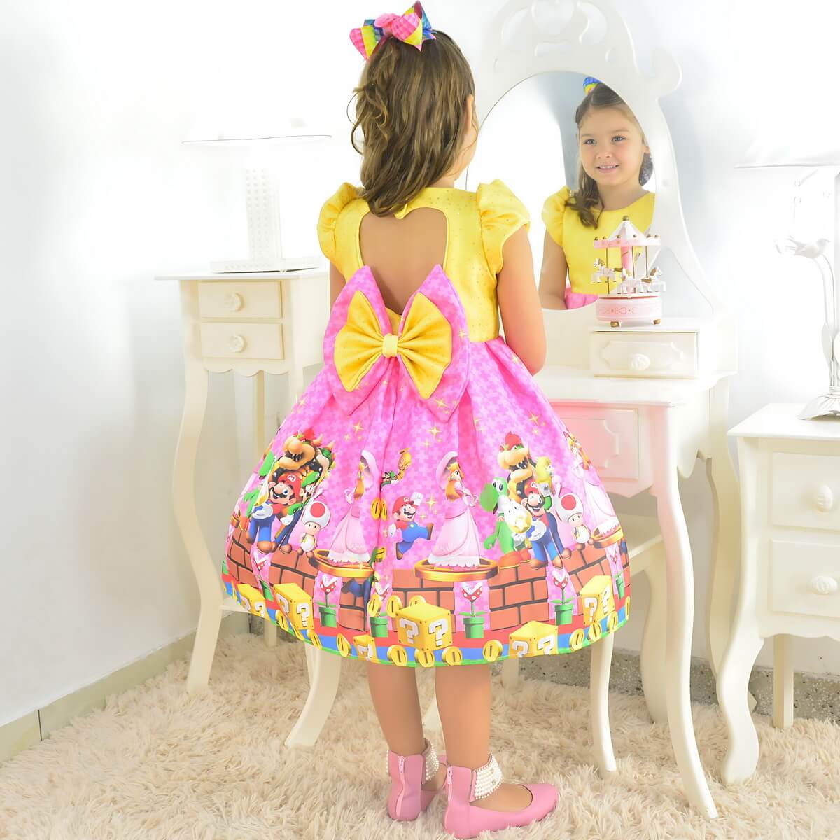 Vestido infantil para festa com laço nas costas e estampa do Super Mario, vista posterior