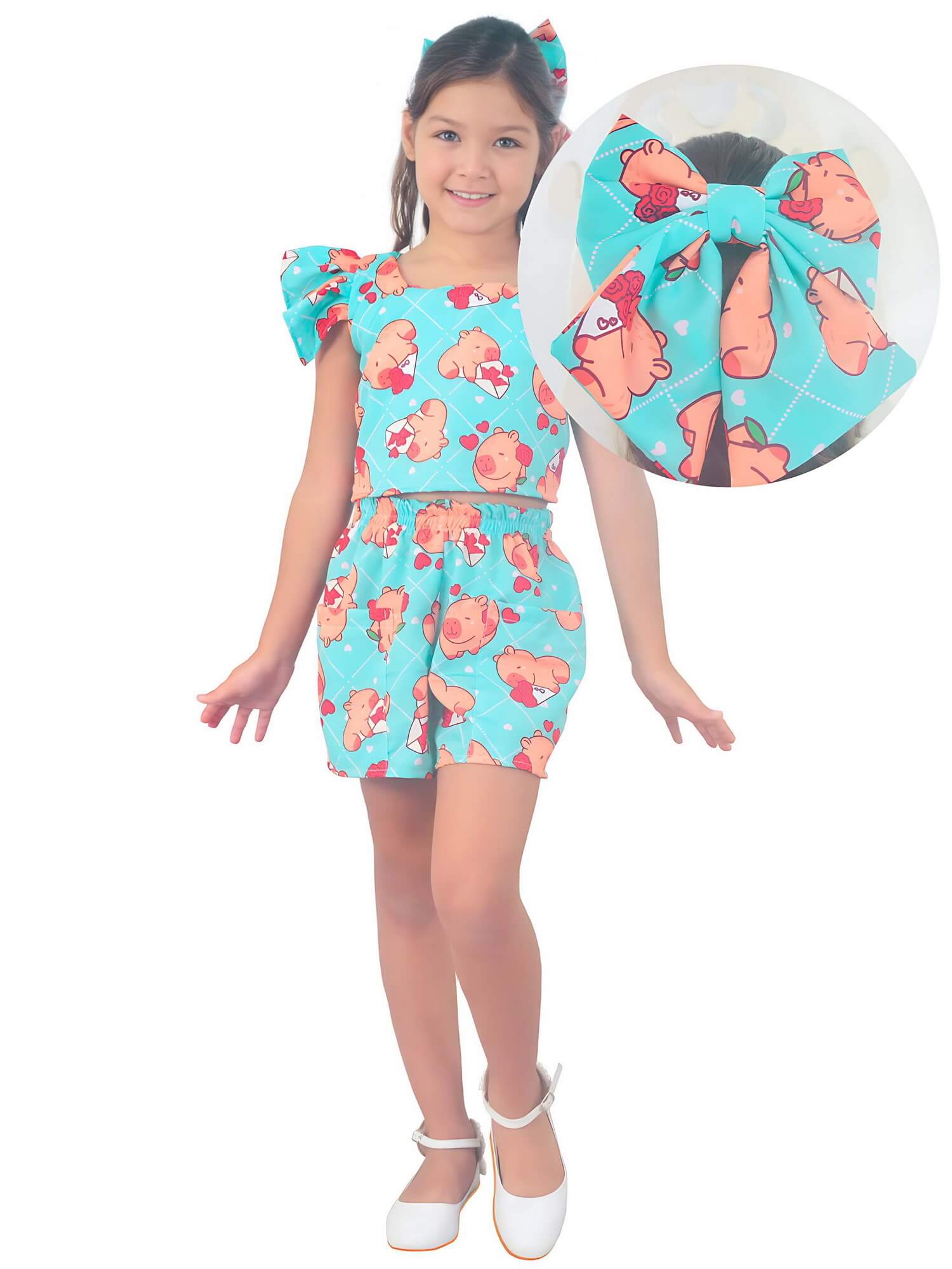 Detalhe do conjunto infantil feminino com estampa e laço para passeio