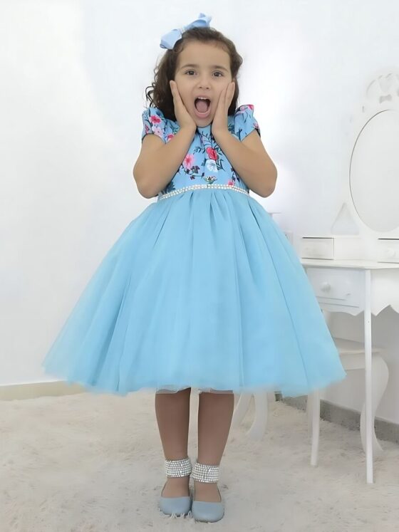 Vestido infantil para festa com chuva: camadas, conforto e plano de troca
