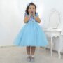 Vestido infantil para festa com chuva: camadas, conforto e plano de troca