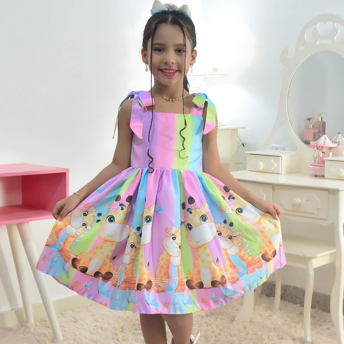Menina usando vestido infantil estampado com saia rodada