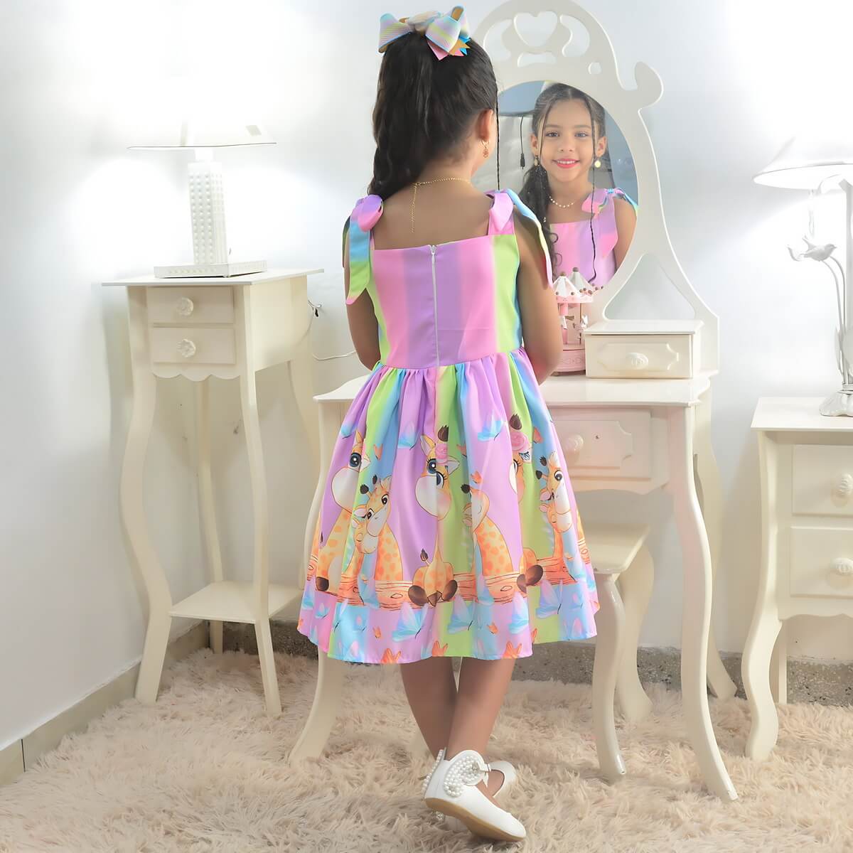 Vestido infantil de festa visto pelo espelho mostrando frente e costas