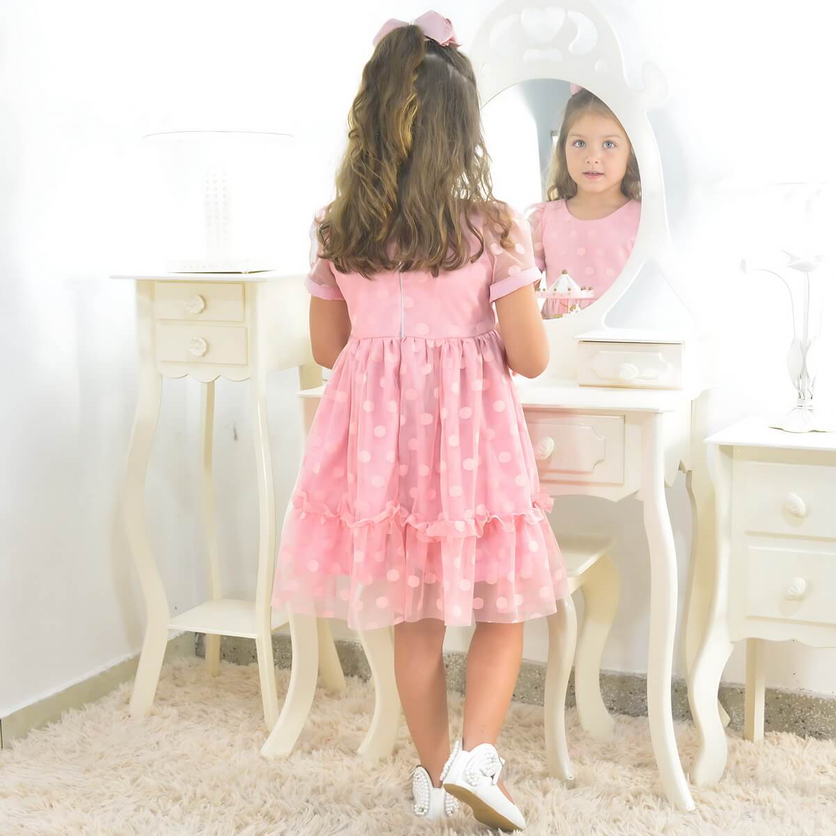 Vestido infantil rosa de tule poá para festa, vista posterior e detalhes